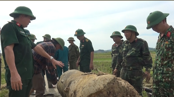 Quả bom có ký hiệu 2.000 bảng Anh, trọng lượng trên 900kg.